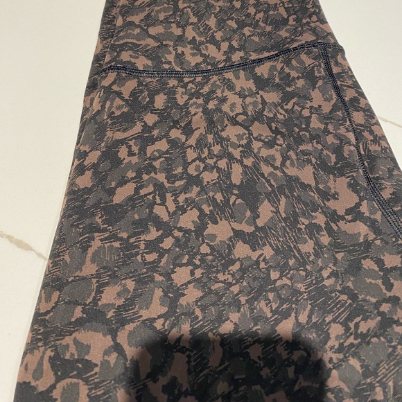 Lululemon Wunder Under HR Crop 21” Size 6 - Wild Thing Camo Brown - Picture 2 of 4